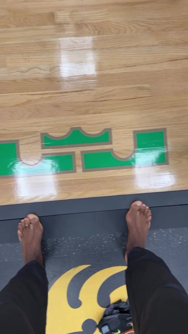 当地时间凌晨3点打卡,詹姆斯晒训练快拍 当地时间凌晨3点打卡,詹姆斯晒训练快拍