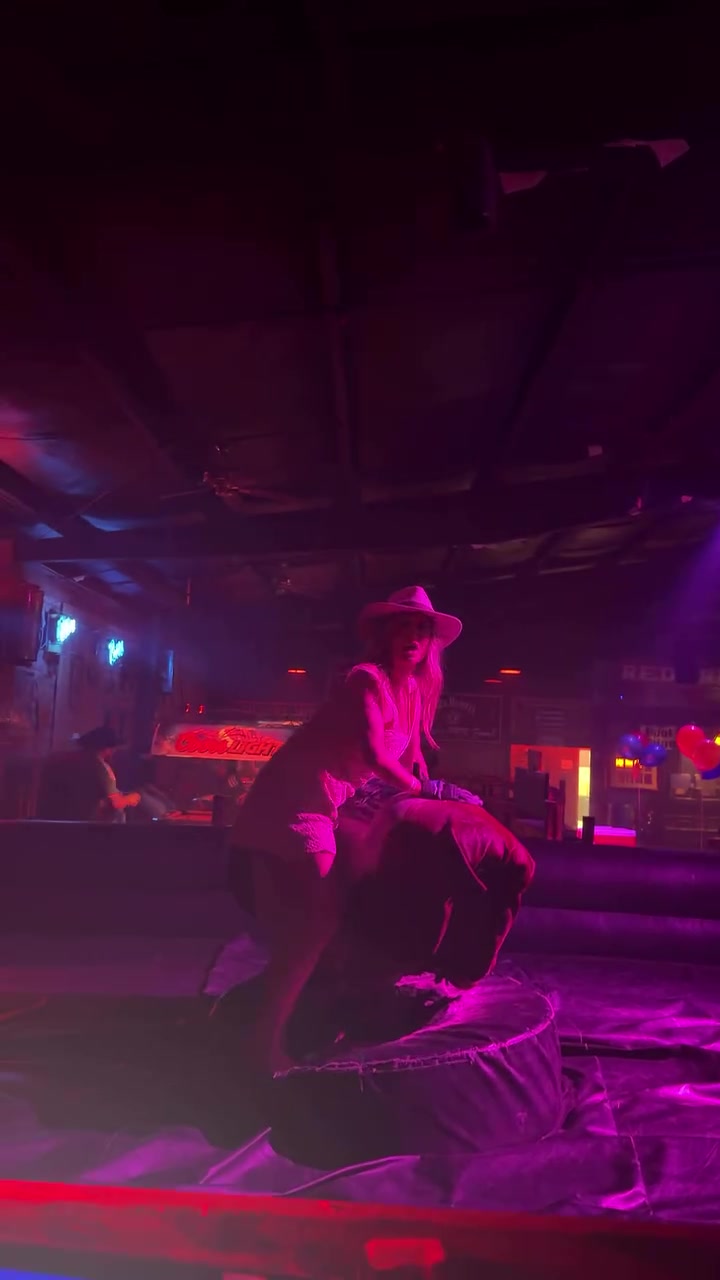 林德洛夫妻子达拉斯夜店骑牛狂欢 丈夫正备战世界杯