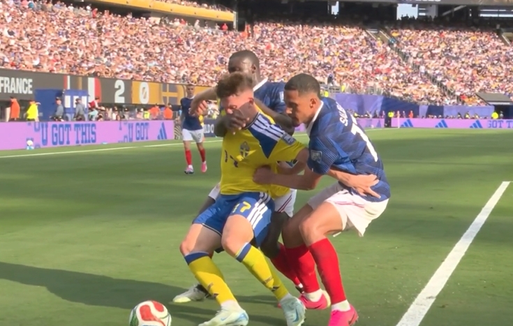 约克雷斯：瑞典上半场有威胁但缺运气，被肘击未判罚