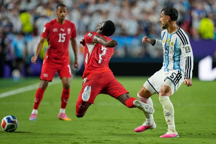 欧足联拒用FIFA新规:VAR不介入首黄判罚,只认第二黄红牌