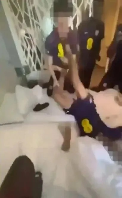 英U16球员霸凌视频曝光:拳打锁喉队友,全队围观起哄拍摄 英U16球员霸凌视频曝光:拳打锁喉队友,全队围观起哄拍摄