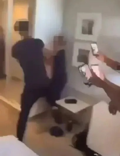 英U16球员霸凌视频曝光:拳打锁喉队友,全队围观起哄拍摄 英U16球员霸凌视频曝光:拳打锁喉队友,全队围观起哄拍摄