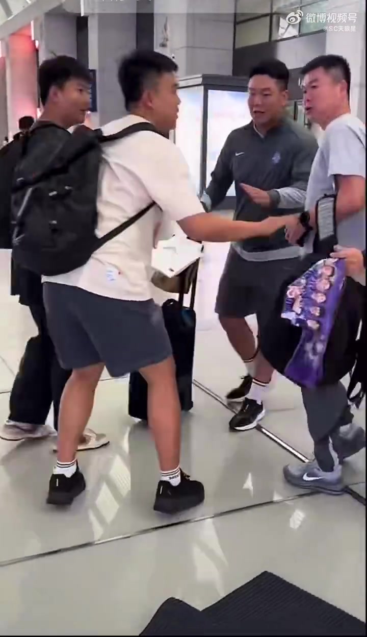 天津球迷火车站滑铲于根伟 接站险变惊魂 天津球迷火车站滑铲于根伟 接站险变惊魂