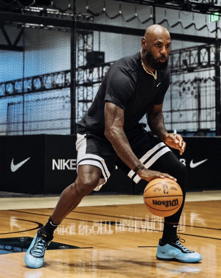 詹姆斯晒第24代签名鞋LeBron 24 自称系列最轻 詹姆斯晒第24代签名鞋LeBron 24 自称系列最轻
