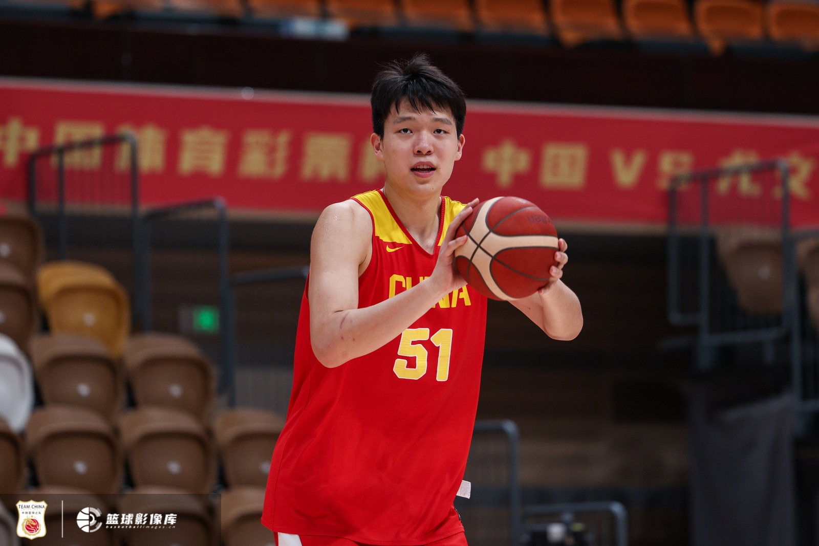 杨瀚森回国驰援男篮 17日热身赛或场边亮相 杨瀚森回国驰援男篮 17日热身赛或场边亮相