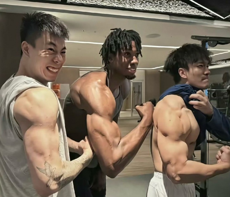 怀特塞德晒自拍显瘦 上海男篮未行使优先续约权