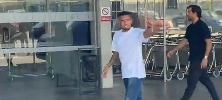 热苏斯已经抵达巴塞罗那机场，体检后将现场观看巴萨vs巴列卡诺