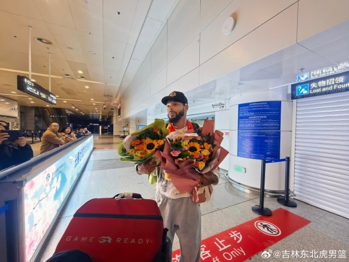 新援德沃恩·艾库恩·珀塞尔抵达长春 球迷热情接机
